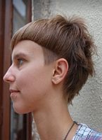 cieniowane fryzury krótkie - uczesanie damskie z włosów krótkich cieniowanych zdjęcie numer 60B